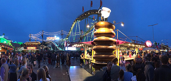 Café Hoelzl Baumkuchen Pavillon auf dem Oktoberfest 2013(©Foto: Martin Schmitz)